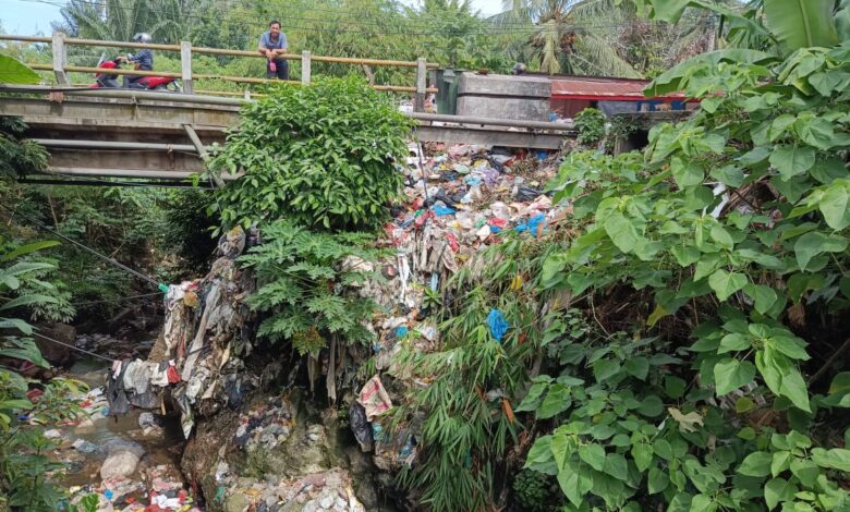 Diduga Petugas Kebersihan OKU Bekerja Asal-asalan, Sampah Menumpuk Hingga ke Aliran Anak Sungai