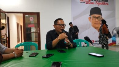 Ketua Tim Pemenangan Heri Amalindo Firdaus Hasbullah, SH saat melaksanakan jumpa pers, Rabu (10/5/2023).