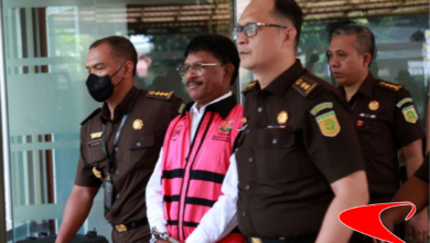 Johnny G Plate (tengah, mengenakan rompi merah muda) dinyatakan sebagai tersangka terkait wewenangnya sebagai pengguna anggaran dan posisinya sebagai menteri. (Foto ANTARA FOTO/RENO ESNIR)
