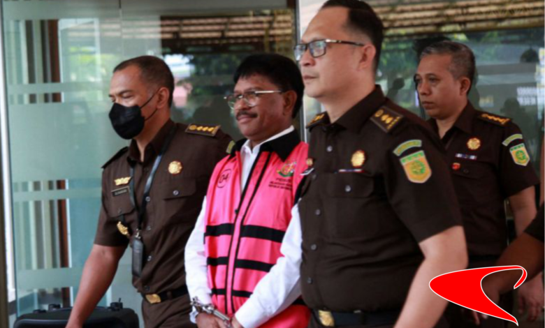 Johnny G Plate (tengah, mengenakan rompi merah muda) dinyatakan sebagai tersangka terkait wewenangnya sebagai pengguna anggaran dan posisinya sebagai menteri. (Foto ANTARA FOTO/RENO ESNIR)
